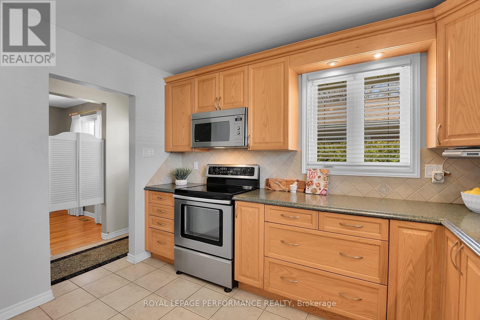 Kitchen w/access to Dining Room
