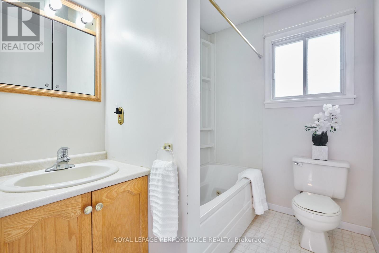 Main Bathroom w/bathtub/shower combo