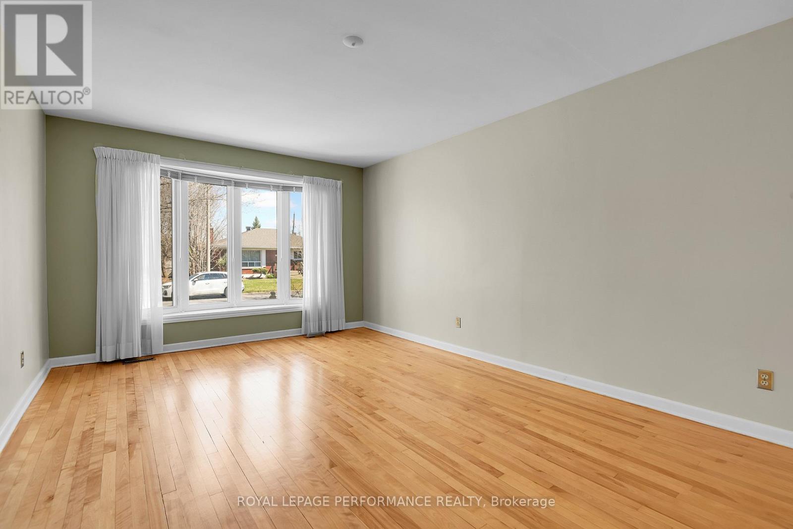 Living Rooom w/large front window