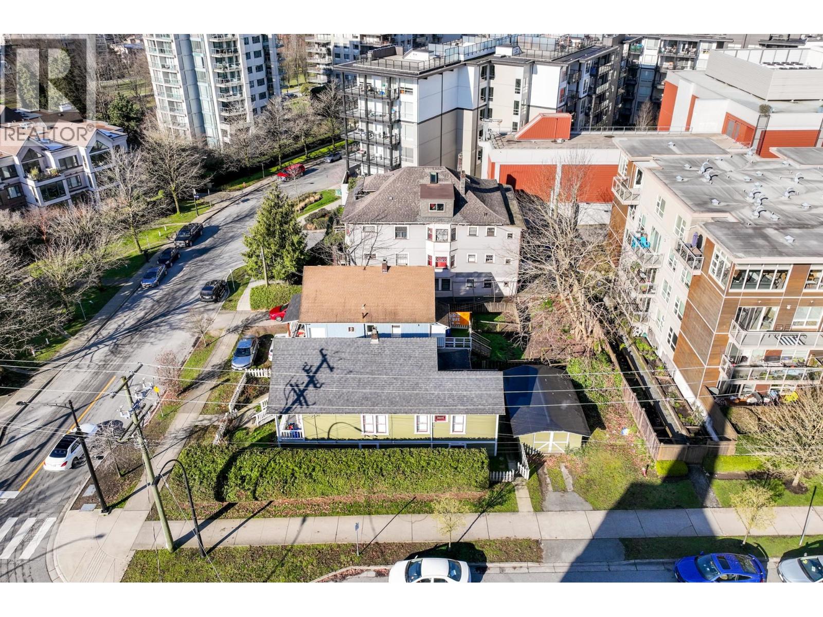 166 E 10TH STREET, North Vancouver