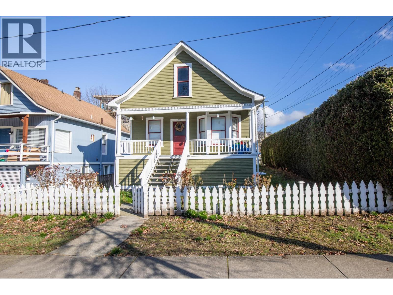 166 E 10TH STREET, North Vancouver