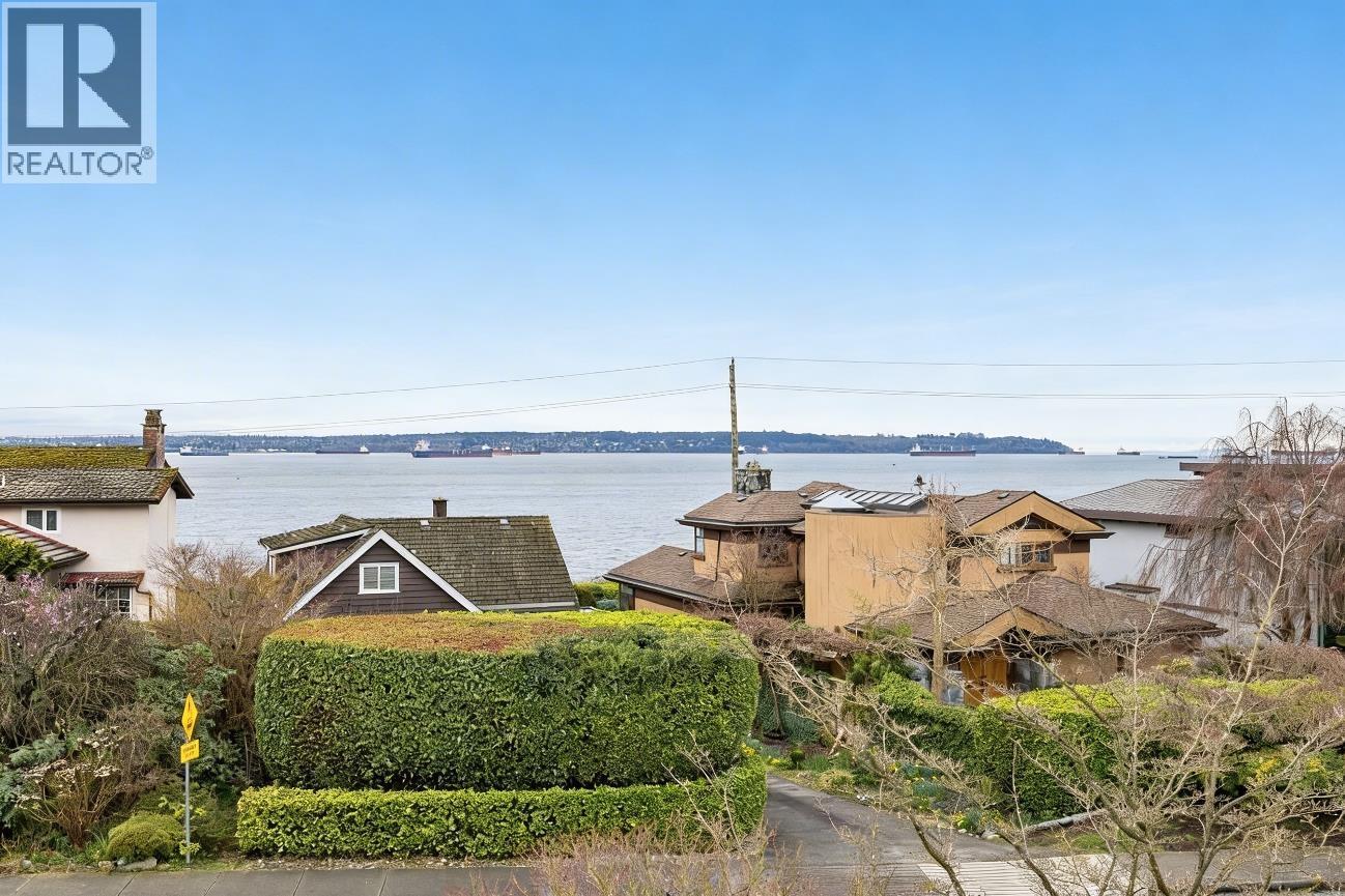 2333 BELLEVUE AVENUE, West Vancouver