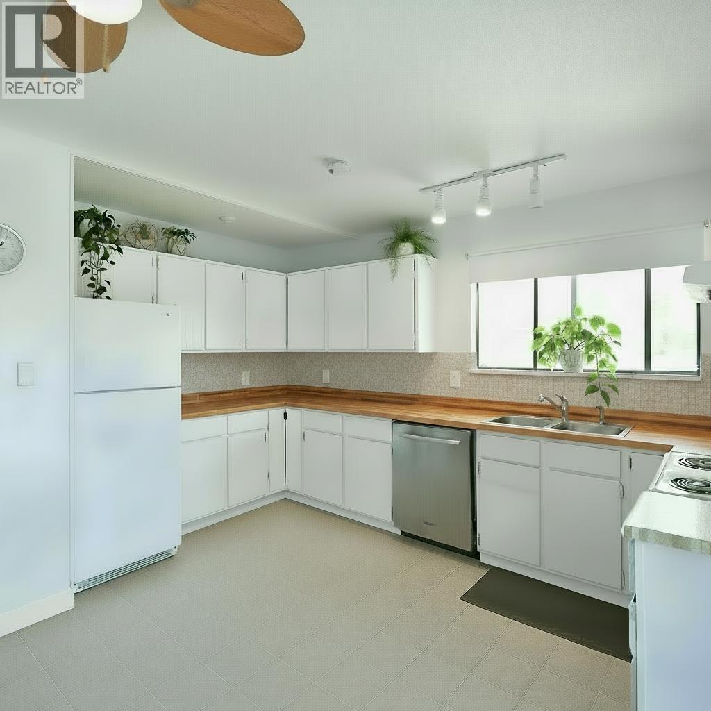 5727 TRAIL AVENUE, Sechelt