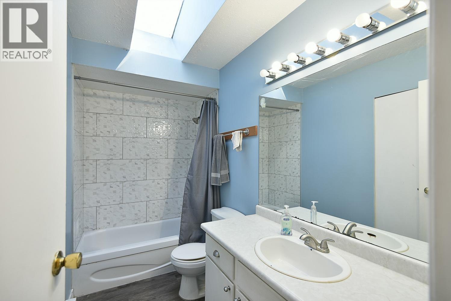 5727 TRAIL AVENUE, Sechelt