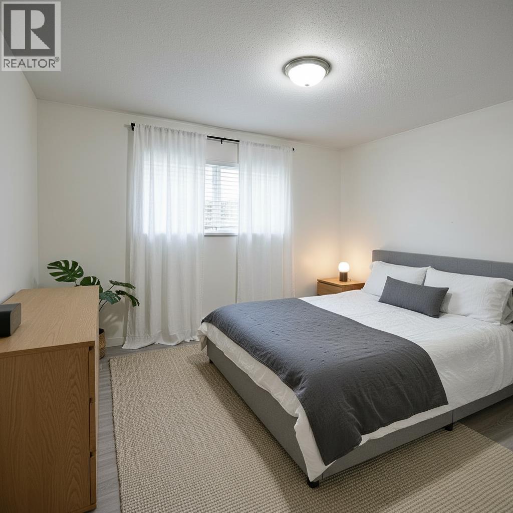 5727 TRAIL AVENUE, Sechelt