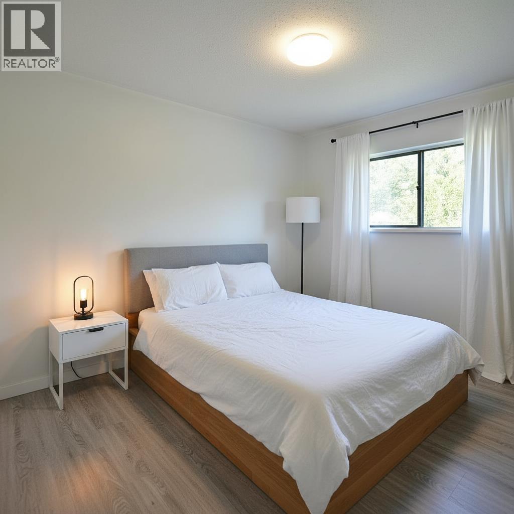 5727 TRAIL AVENUE, Sechelt