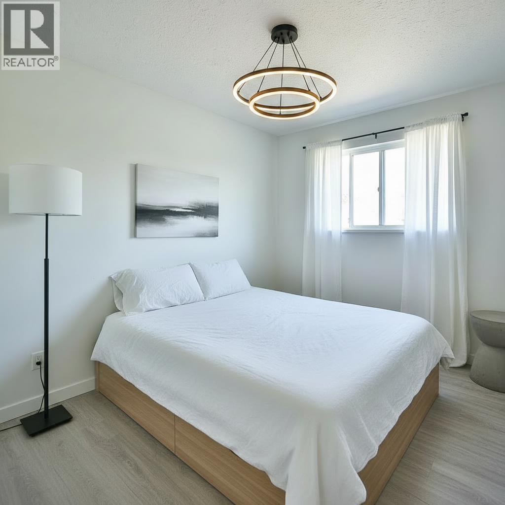 5727 TRAIL AVENUE, Sechelt