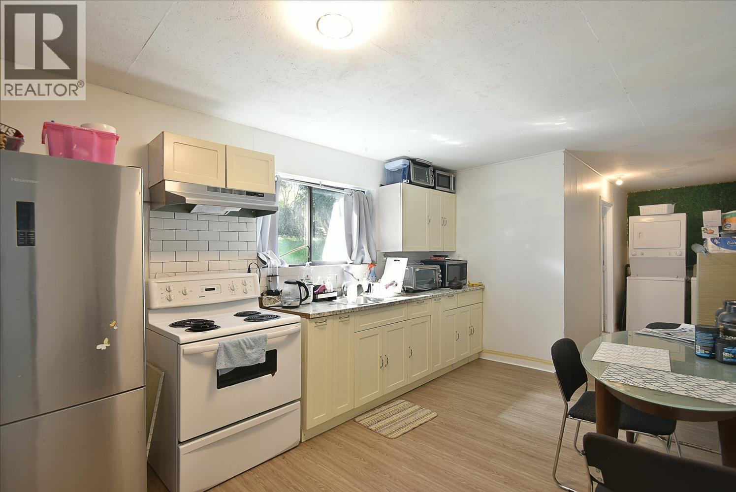 5727 TRAIL AVENUE, Sechelt