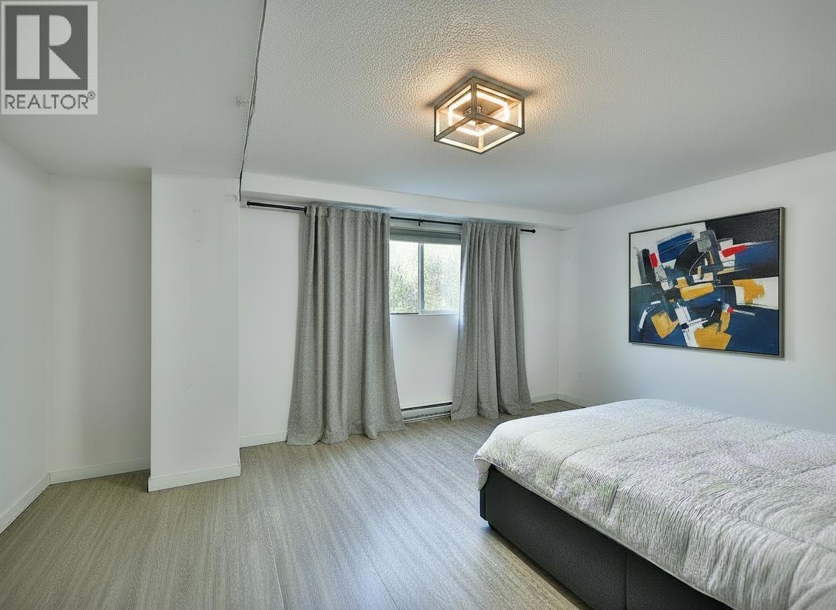 5727 TRAIL AVENUE, Sechelt