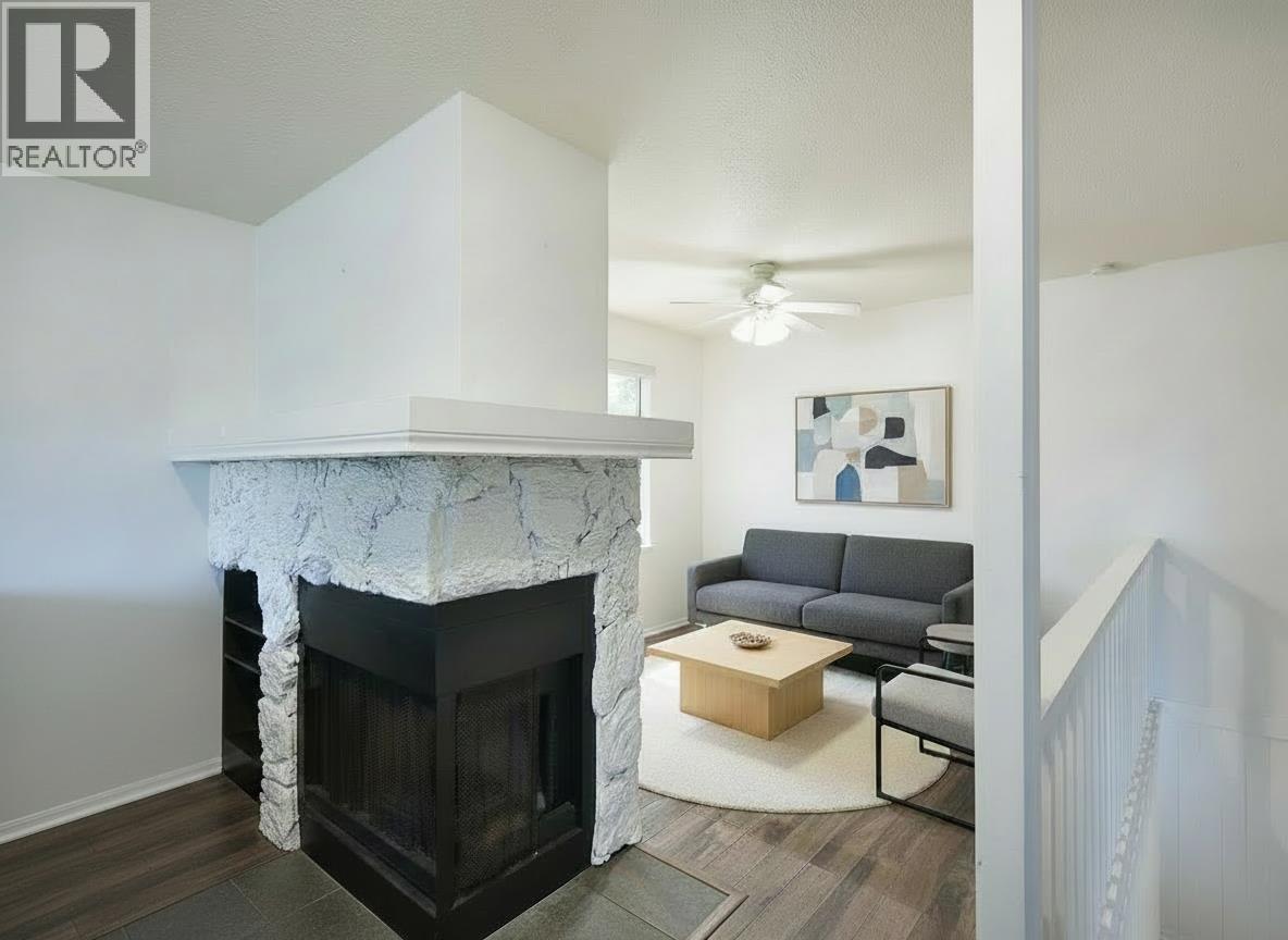 5727 TRAIL AVENUE, Sechelt
