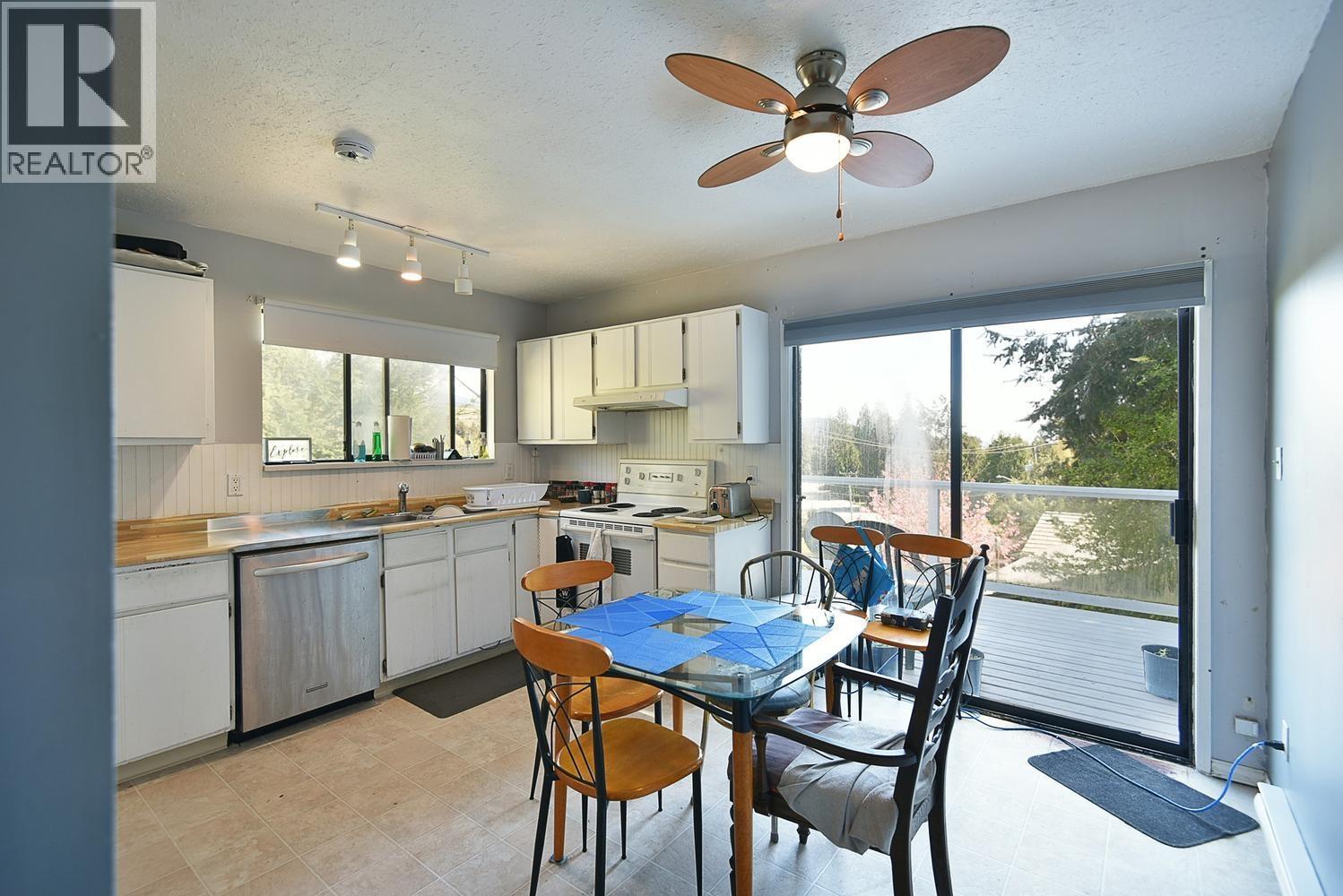 5727 TRAIL AVENUE, Sechelt