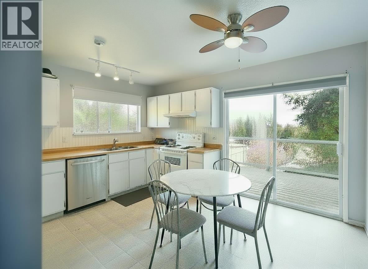 5727 TRAIL AVENUE, Sechelt