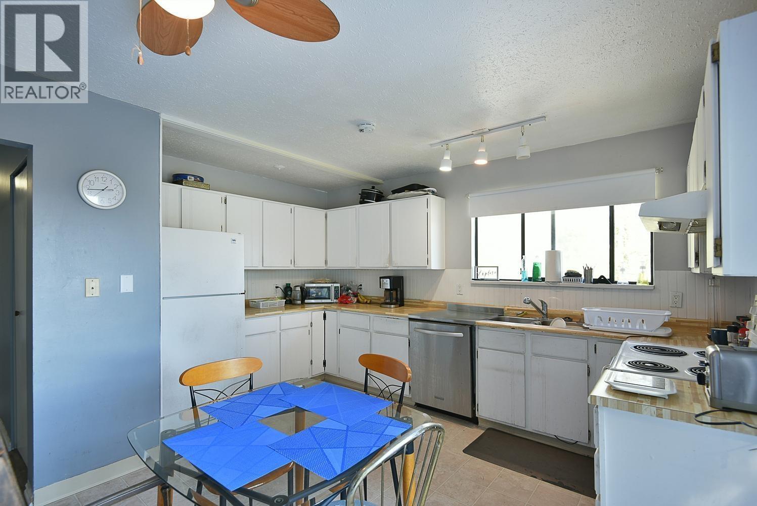 5727 TRAIL AVENUE, Sechelt