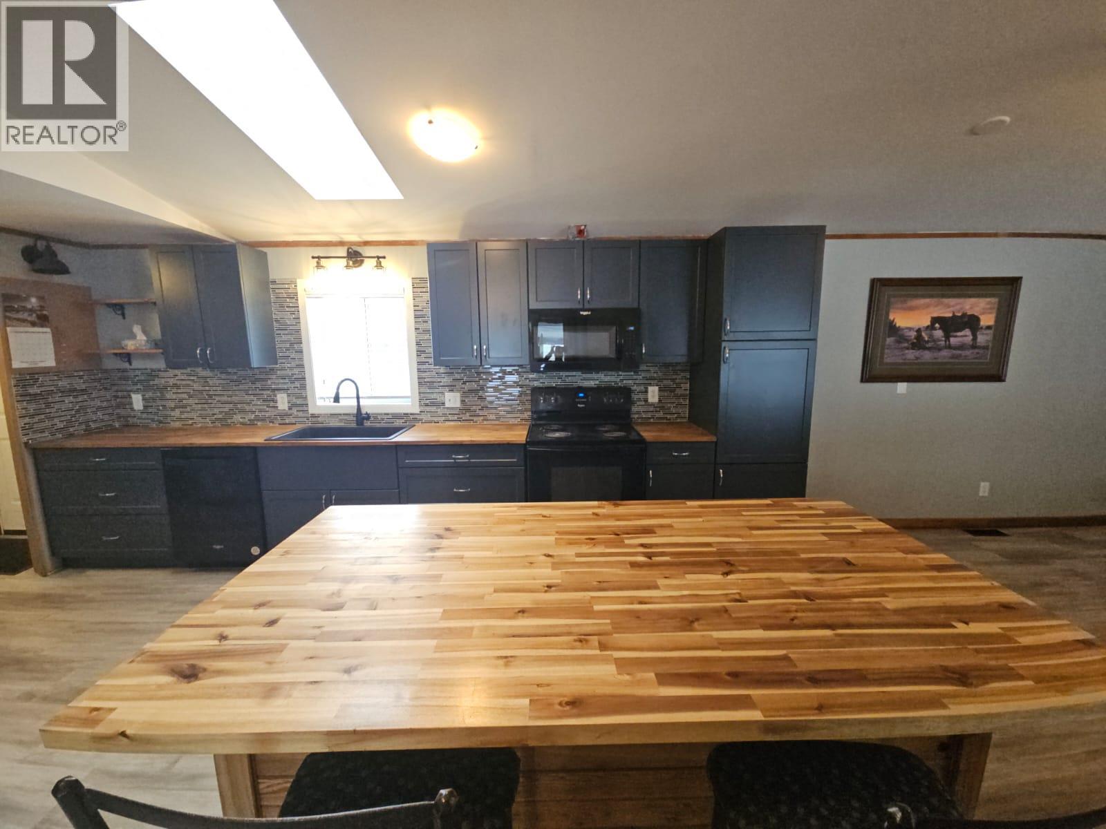 4504 42 Avenue NE — photo 11