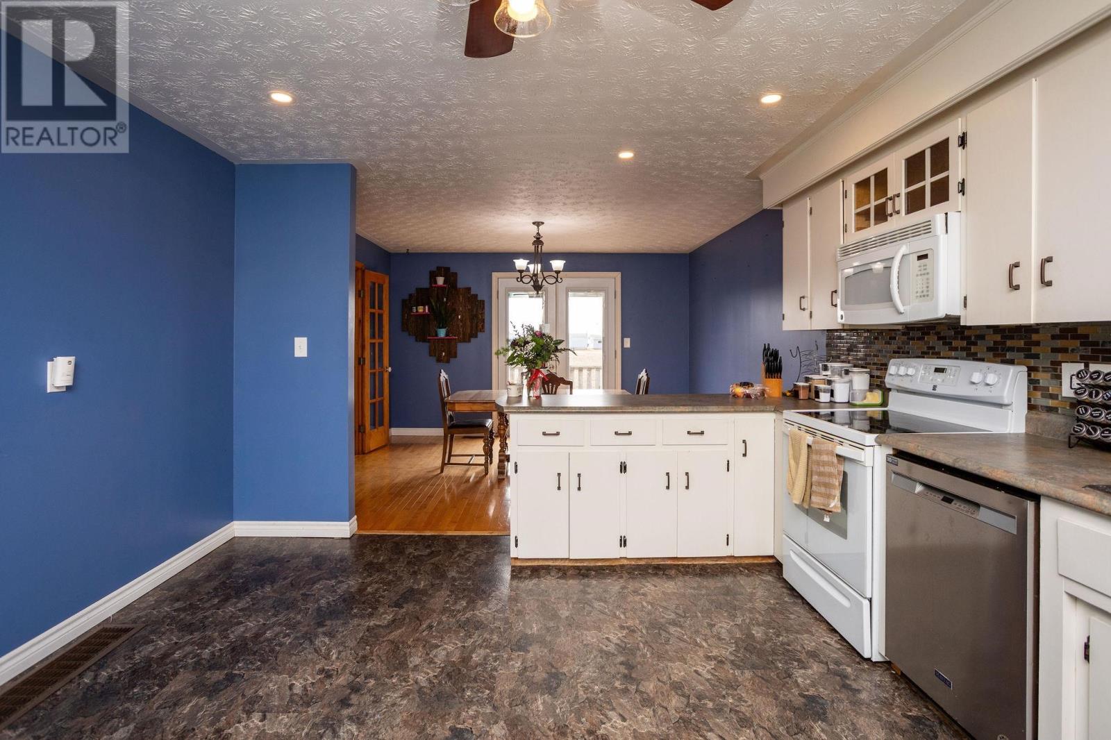 382 ROBERTSON Road — photo 8
