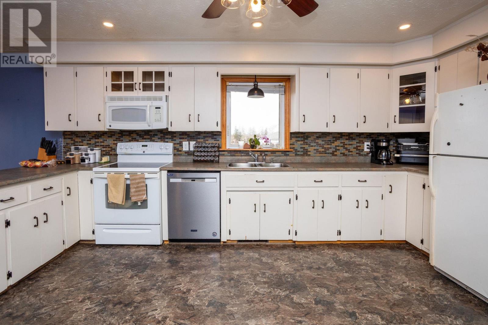 382 ROBERTSON Road — photo 7