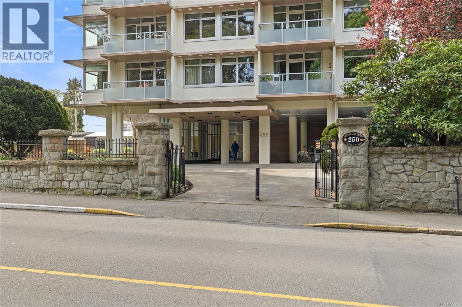 #1005 250 Douglas St - 18