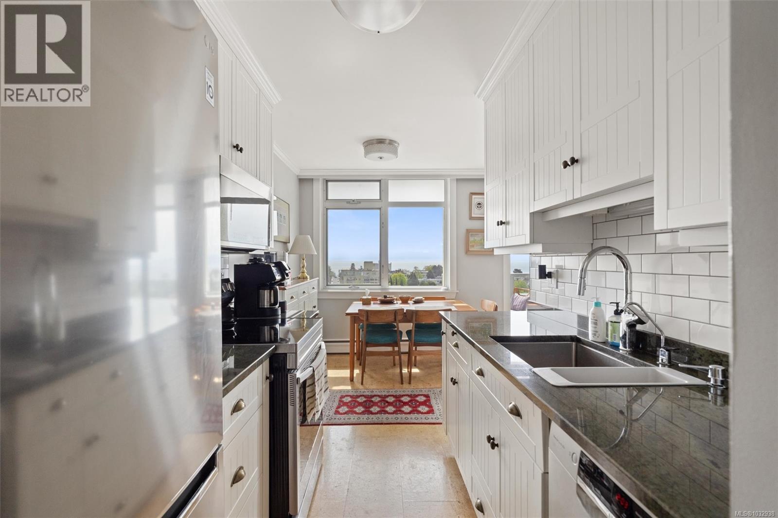 #1005 250 Douglas St - 2