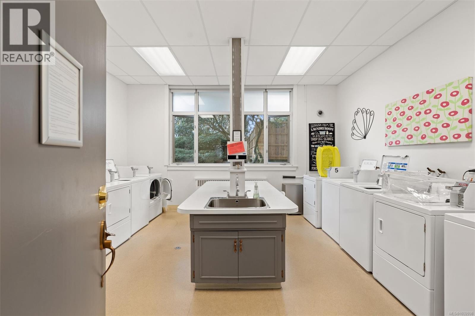 1005 250 Douglas Street, Victoria