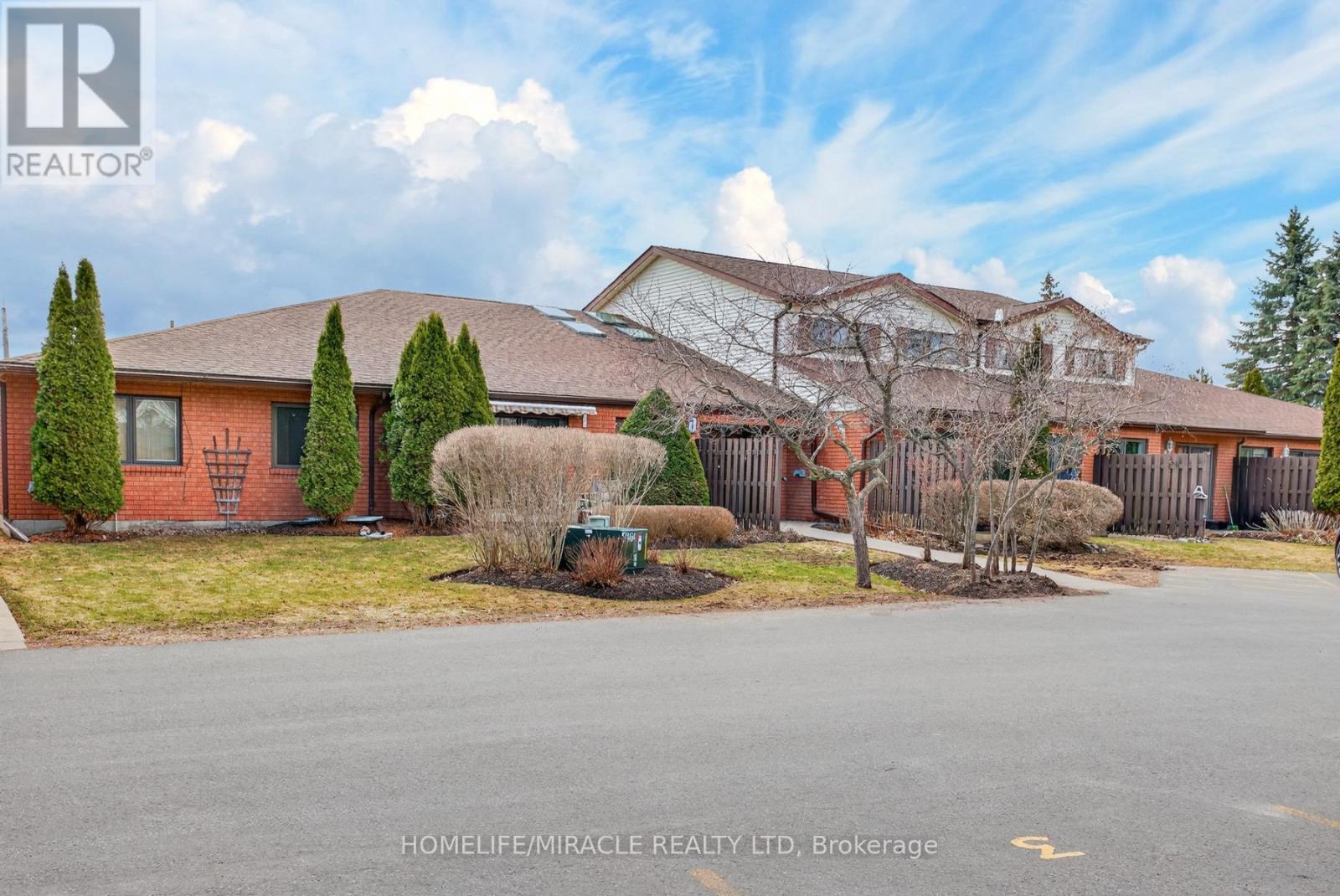 #32 36 CHAMPLAIN CRESCENT - 31