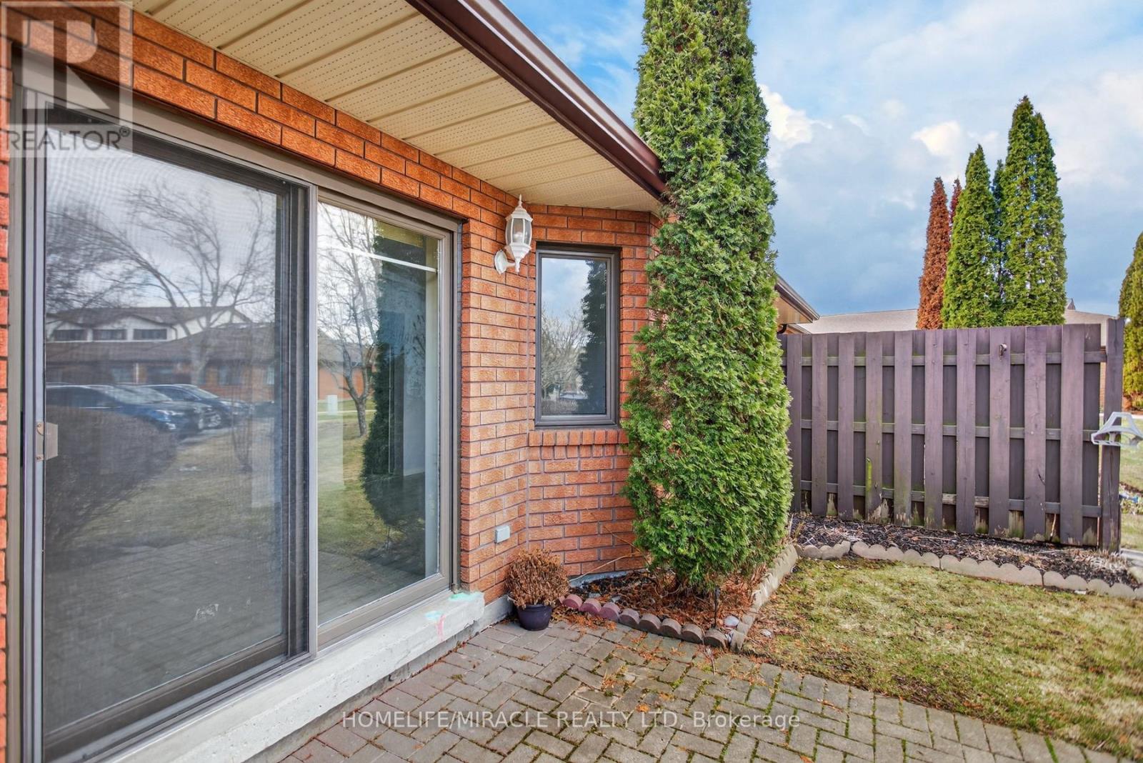 #32 36 CHAMPLAIN CRESCENT - 30