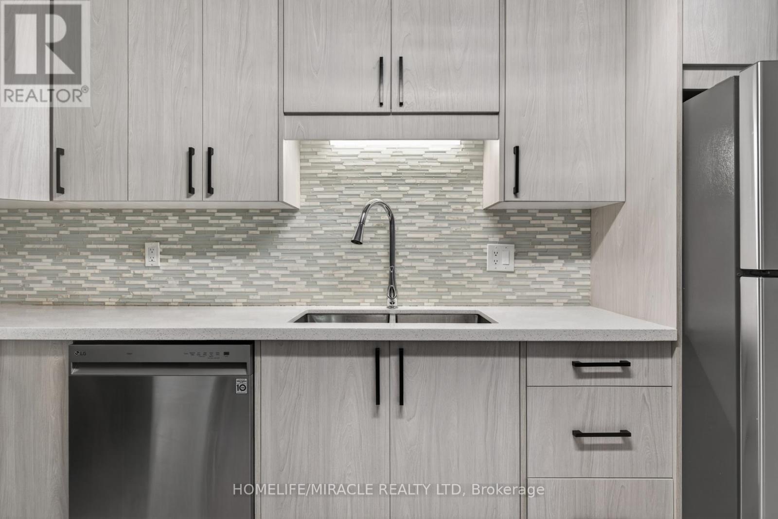 #32 36 CHAMPLAIN CRESCENT - 9