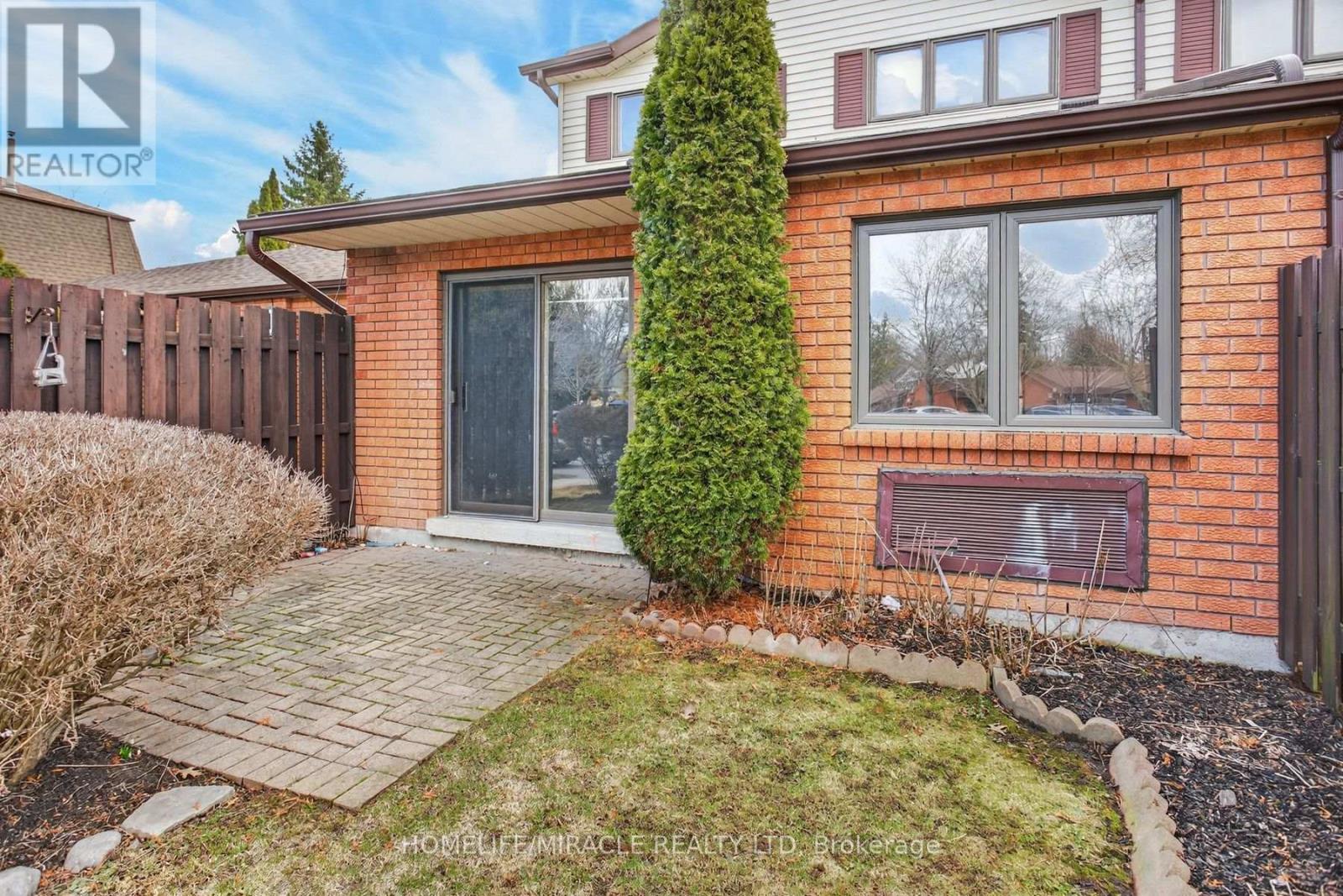 #32 36 CHAMPLAIN CRESCENT - 29
