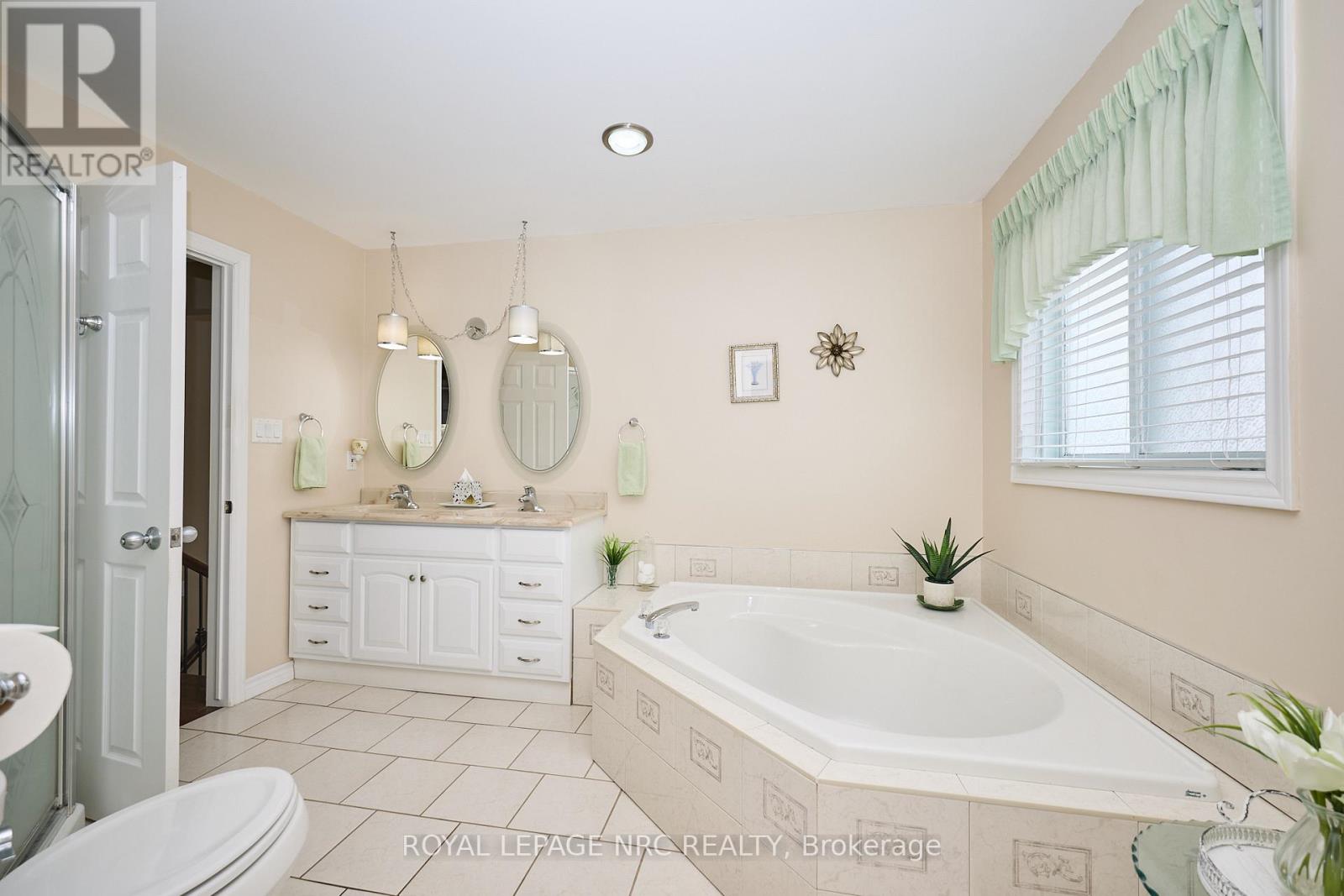 5pc Main Floor Bath. Soaker Tub.