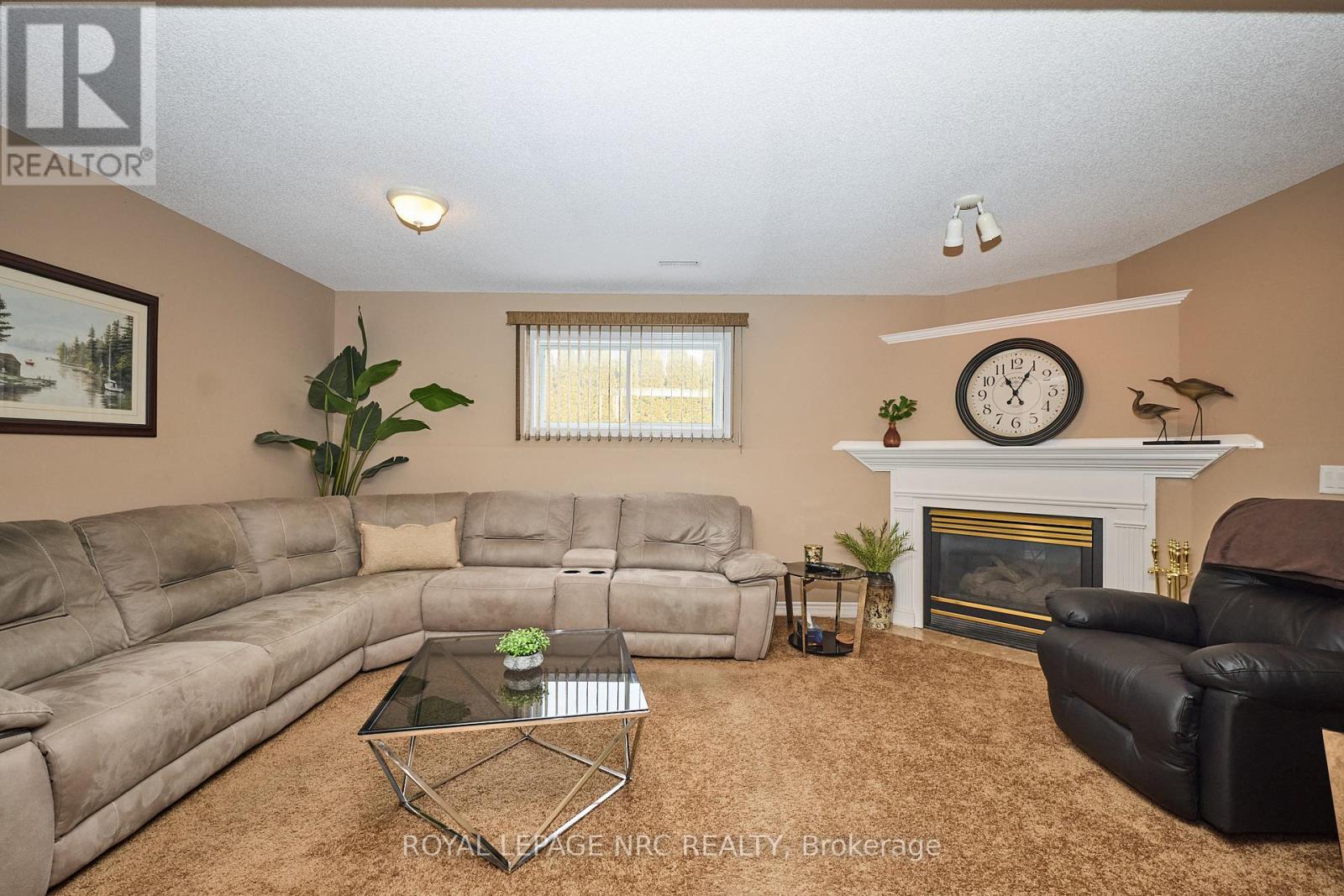 Lower rec room w/ gas fireplace.