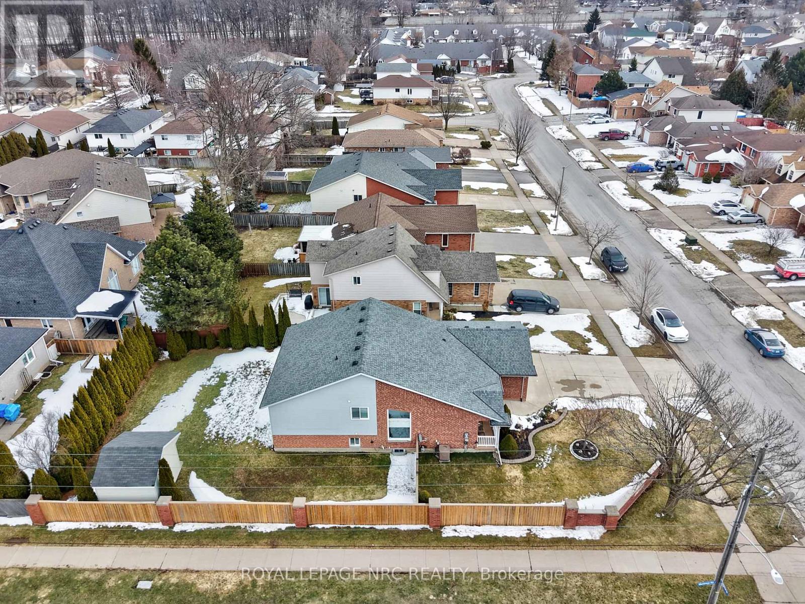 Impressive yard - lots of room for play!