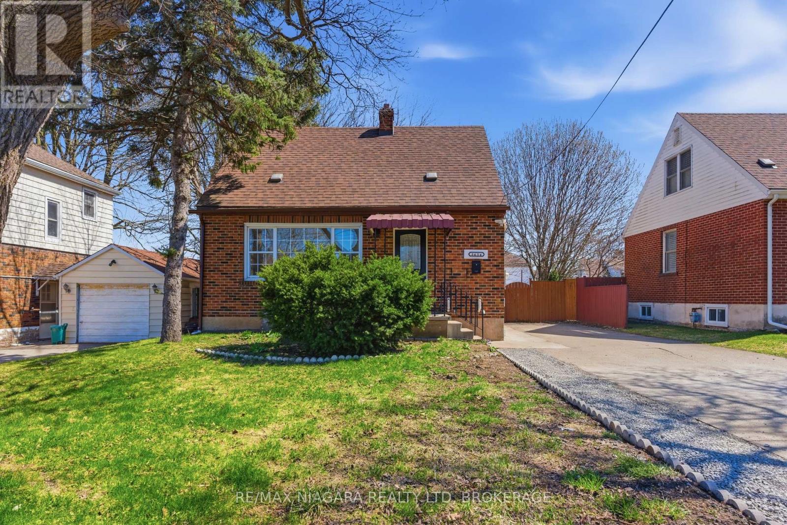 5654 DRUMMOND ROAD - 1