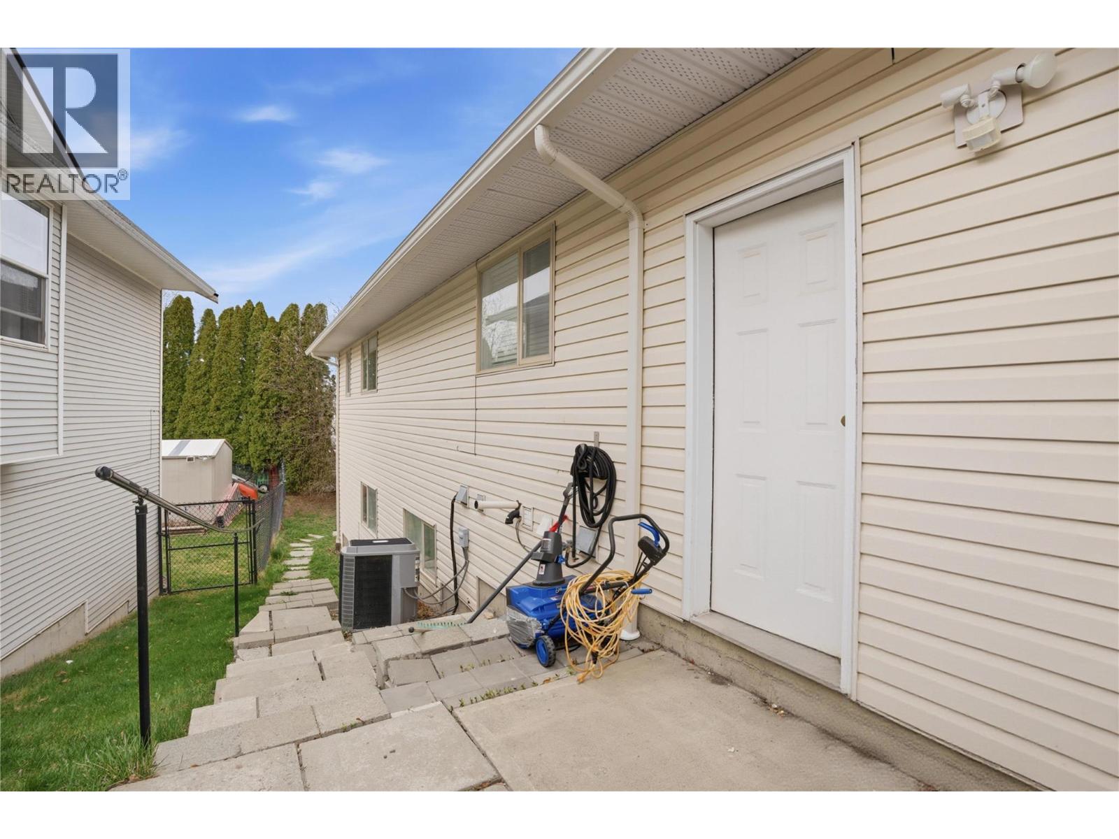 832 Regent Crescent - Image 3