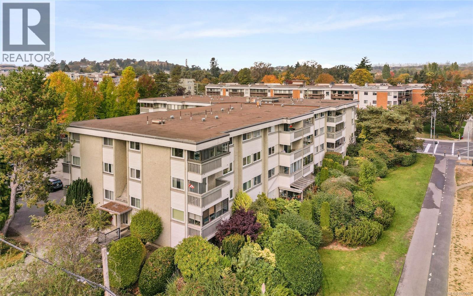 401 1525 Hillside Avenue, Victoria