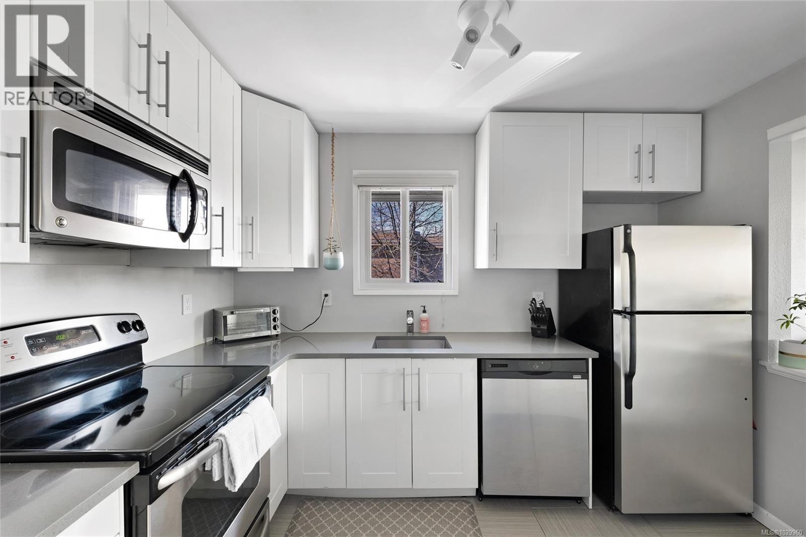 #401 1525 Hillside Ave - 2
