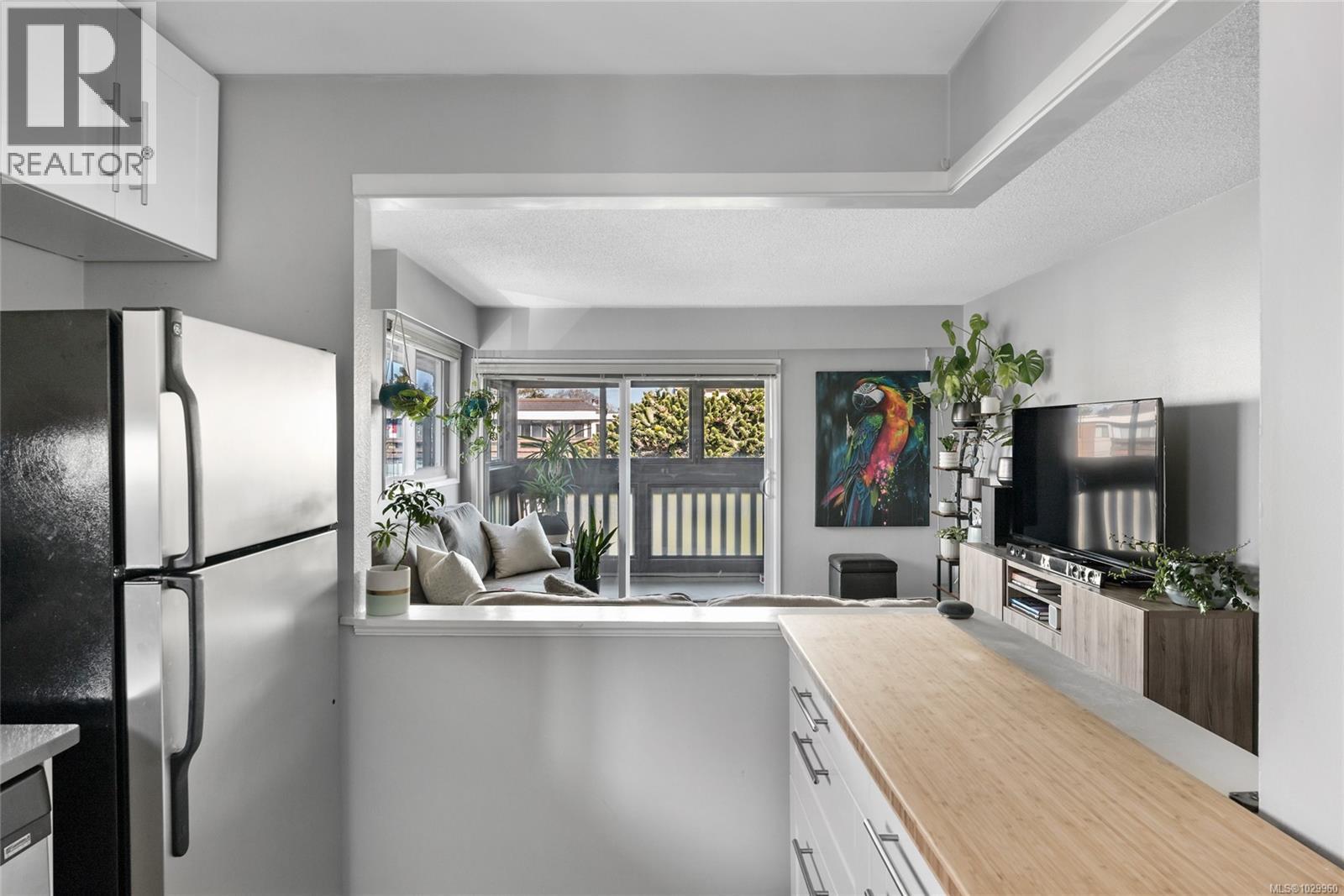 #401 1525 Hillside Ave - 3