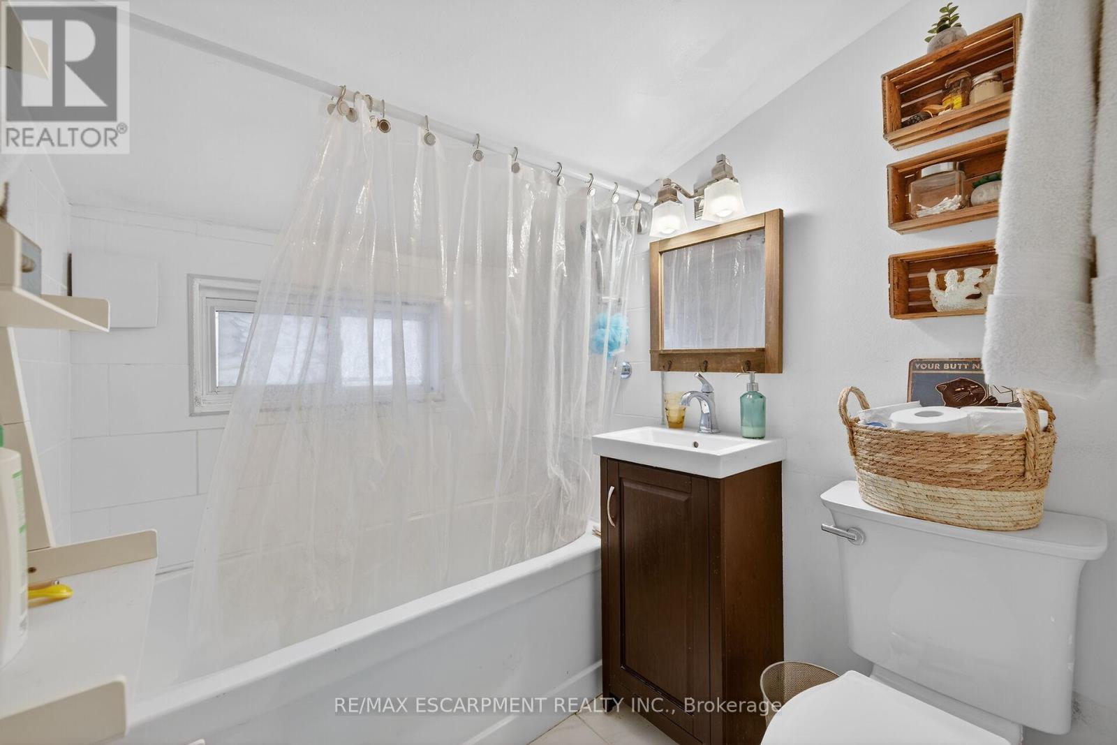 3824 ROXBOROUGH AVENUE — photo 32