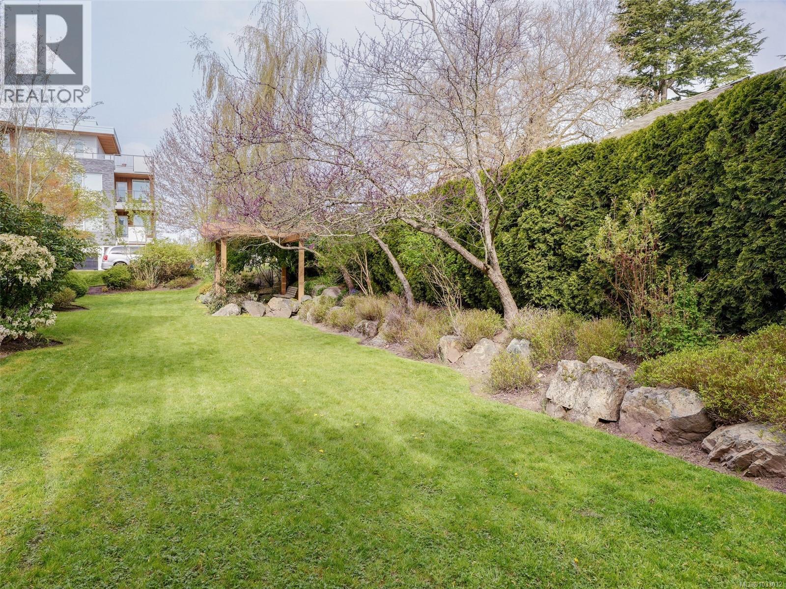 205 1618 North Dairy Road, Saanich