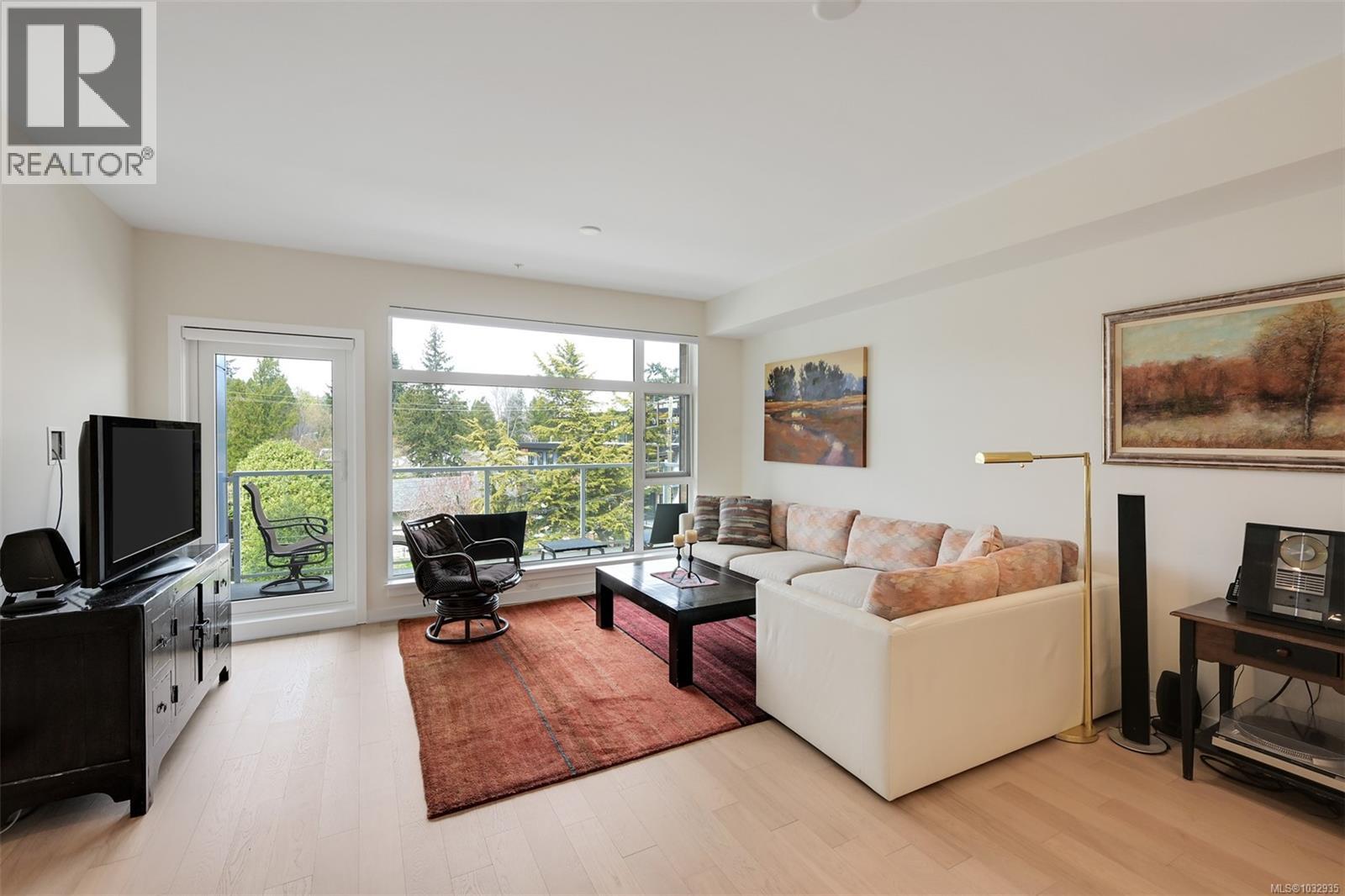 301 5120 Cordova Bay Road, Saanich