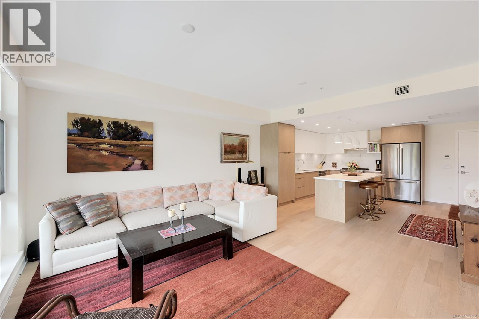 301 5120 Cordova Bay Road, Saanich