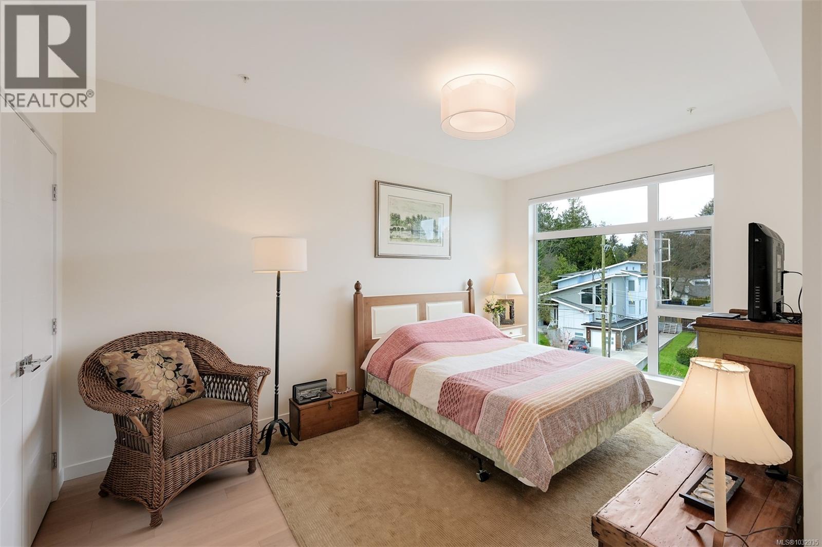 301 5120 Cordova Bay Road, Saanich
