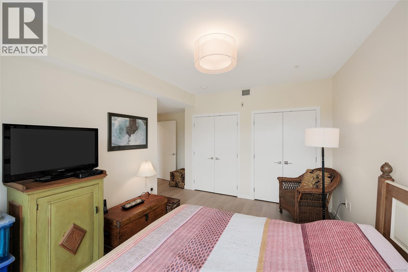 #301 5120 Cordova Bay Rd - 14