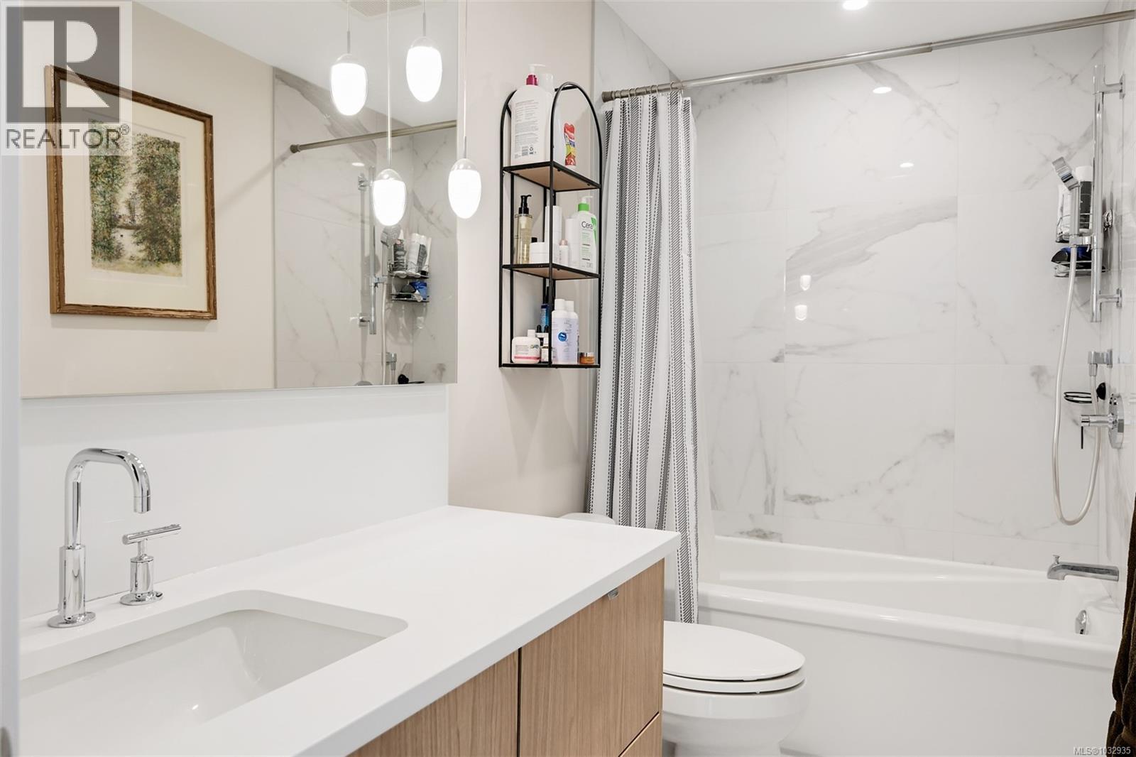 301 5120 Cordova Bay Road, Saanich