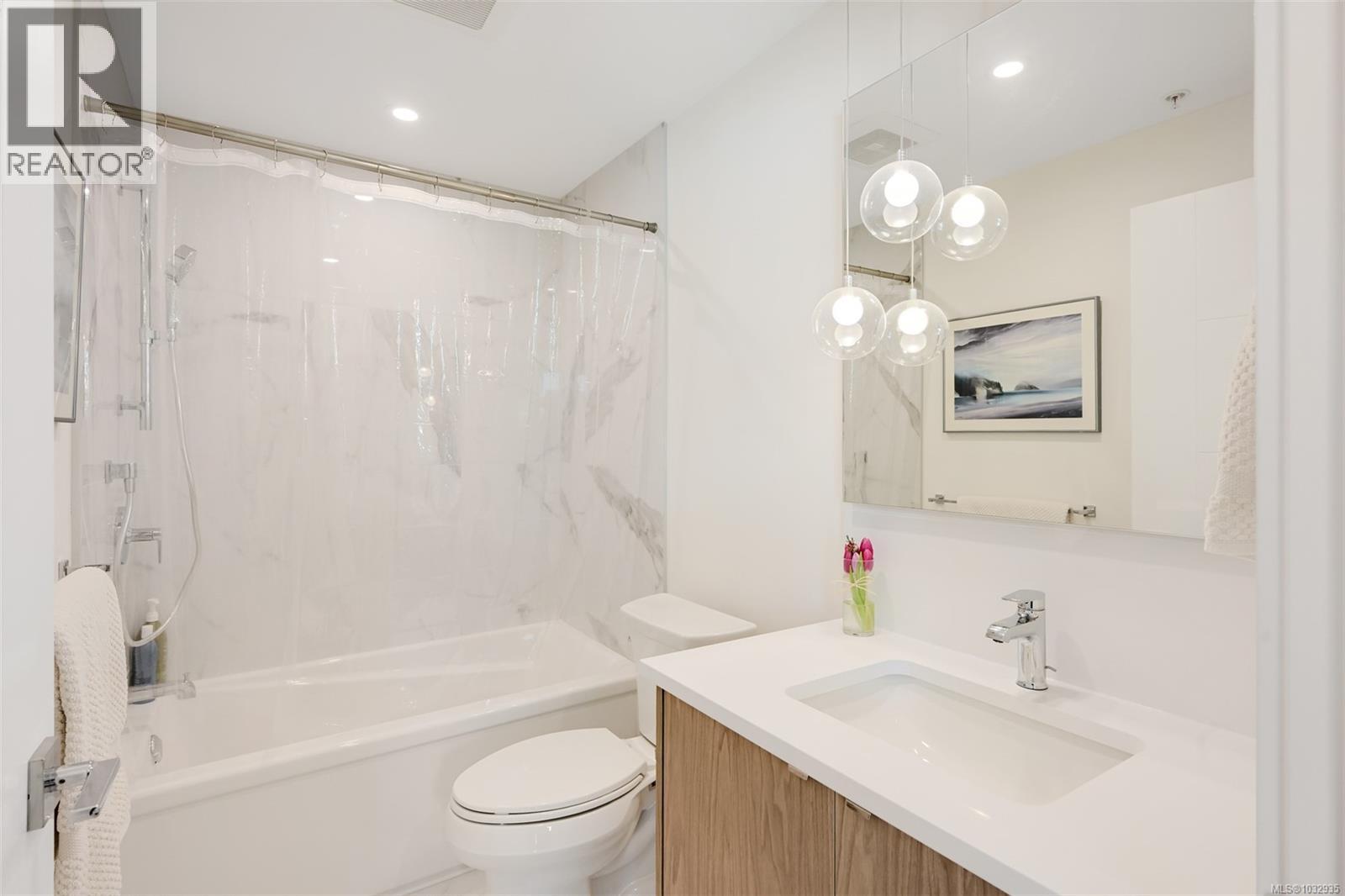 301 5120 Cordova Bay Road, Saanich