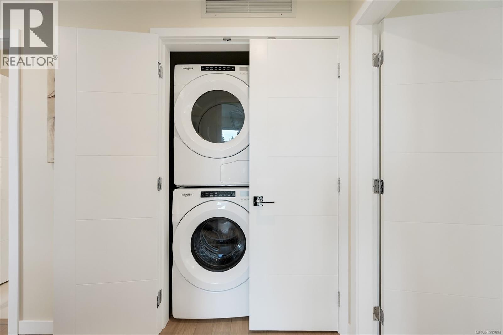 301 5120 Cordova Bay Road, Saanich