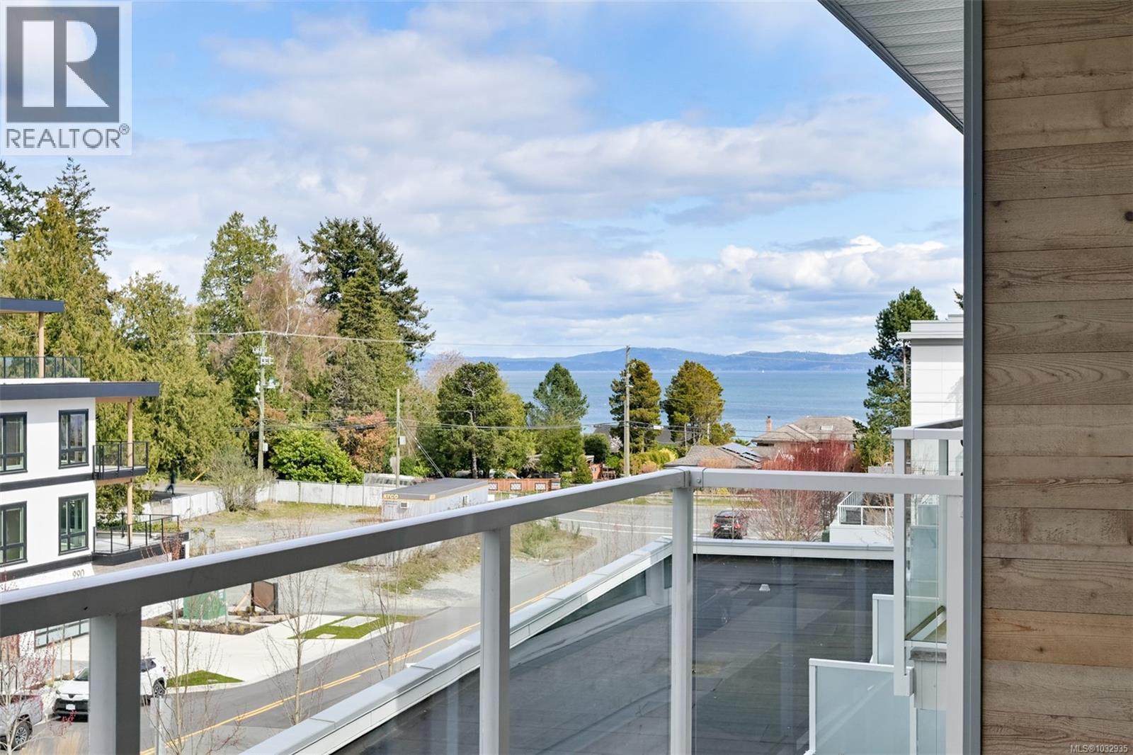 301 5120 Cordova Bay Road, Saanich