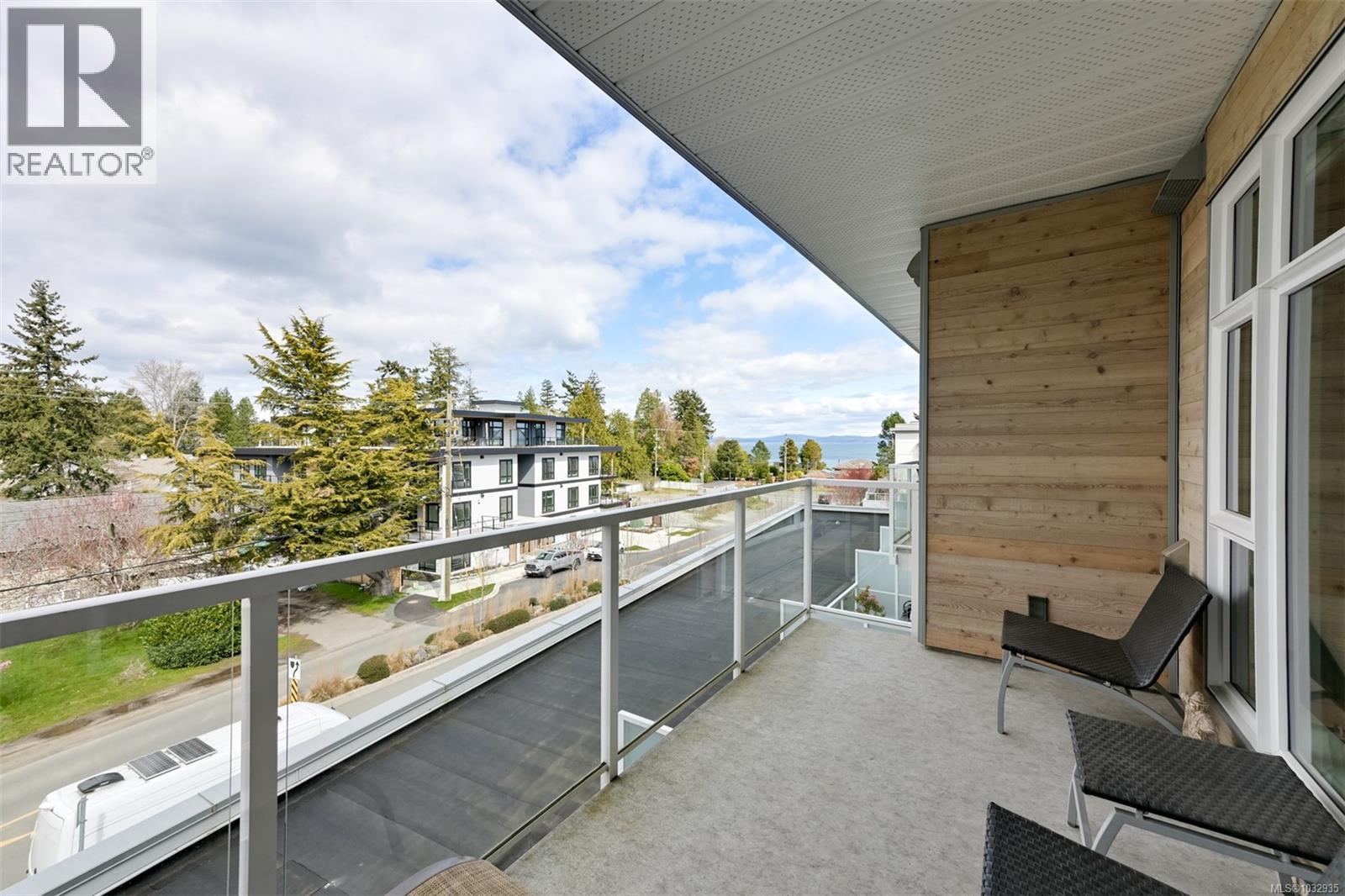 301 5120 Cordova Bay Road, Saanich