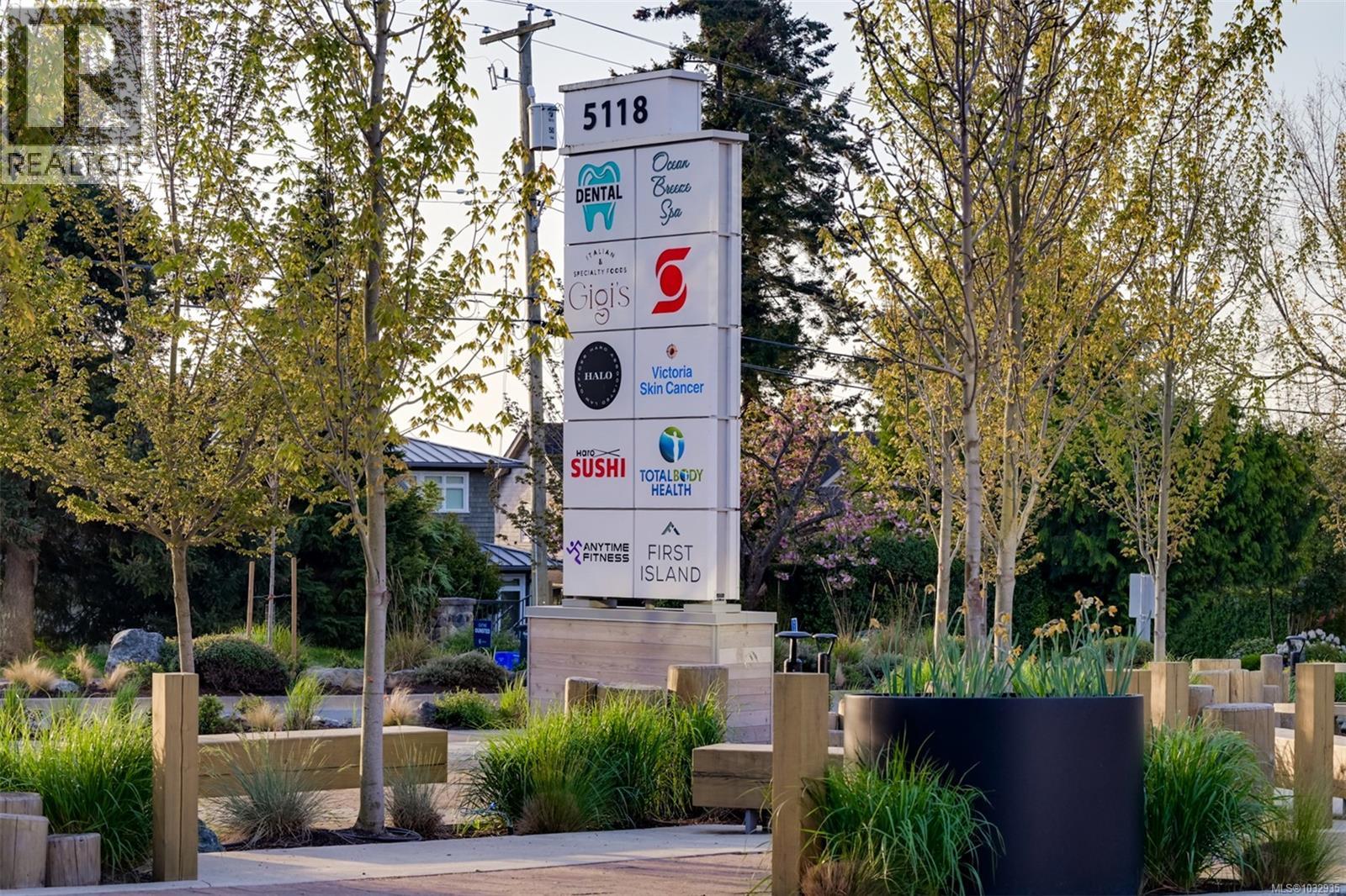 301 5120 Cordova Bay Road, Saanich