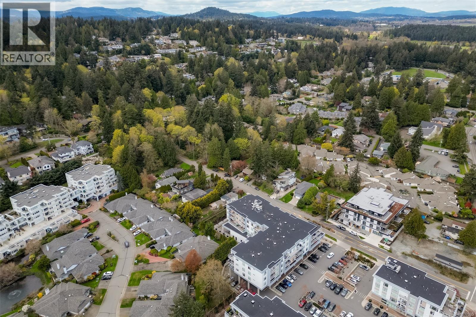 301 5120 Cordova Bay Road, Saanich