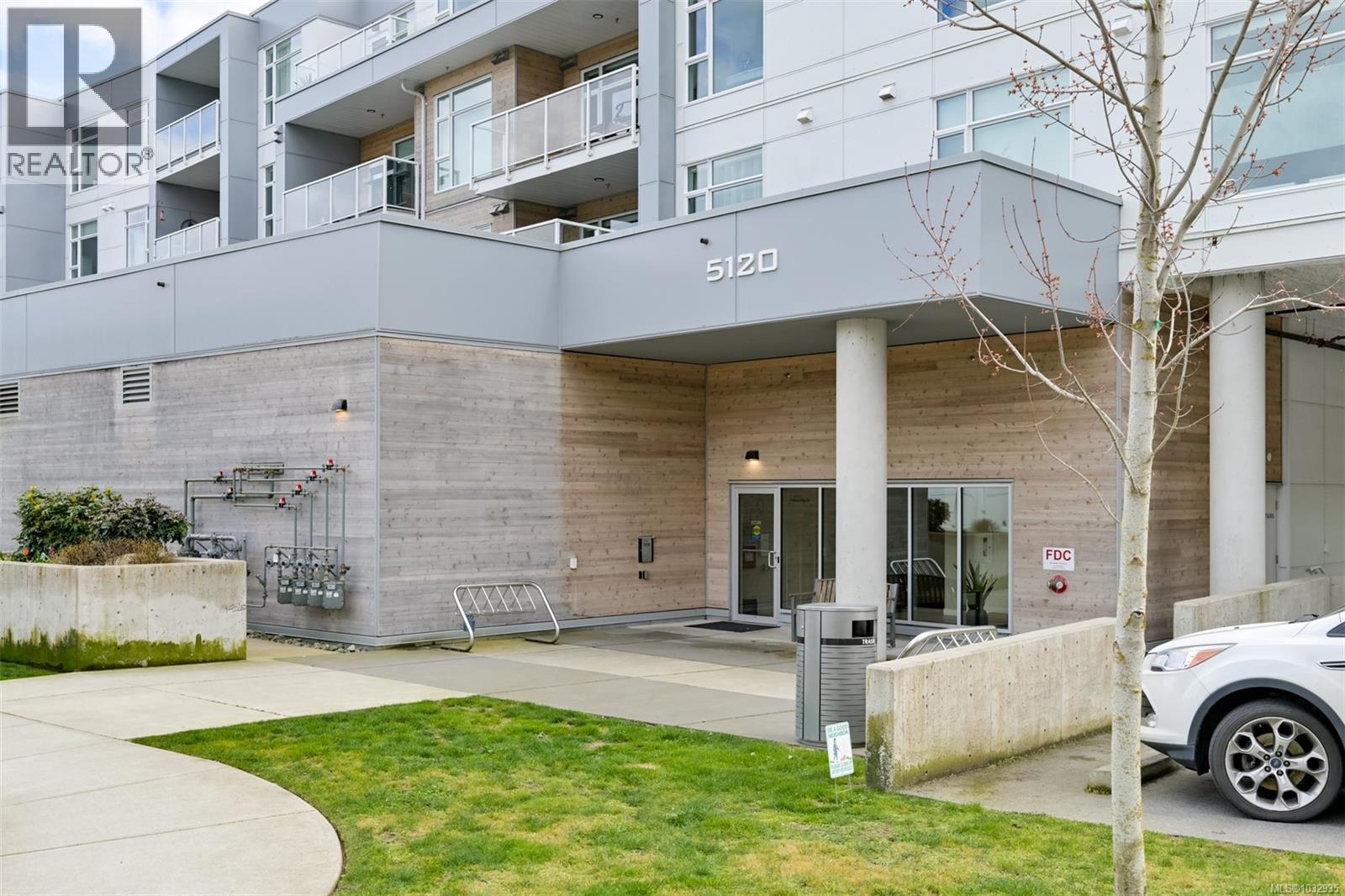 301 5120 Cordova Bay Road, Saanich