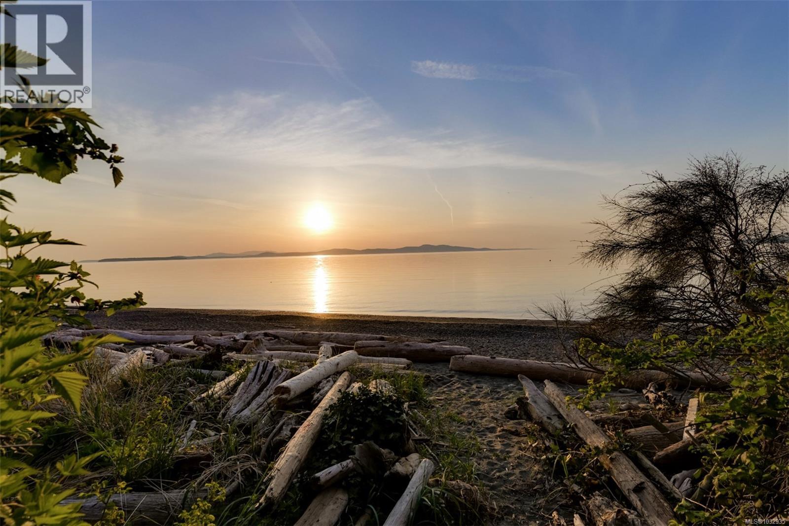 301 5120 Cordova Bay Road, Saanich